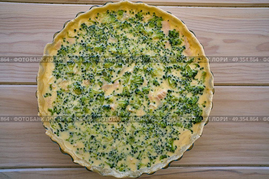 Broccoli quiche preparation before cooking. Broccoli quiche preparation texture before cooking. Стоковое фото, агентство Ingram Publishing / Фотобанк Лори