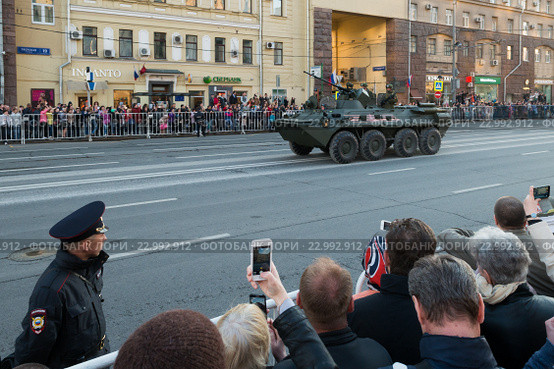 Бронетранспортер БТР-82А на ночной репетиции парада в честь 71-ой годовщины Победы в Великой Отечественной войне. Москва, 2016. Редакционное фото, фотограф Алексей Бок / Фотобанк Лори