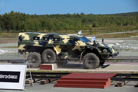Бронированный автомобиль "Булат" на полосе препятствий. Выставка "Оборона и защита 2012", город Нижний Тагил. Редакционное фото, фотограф Игорь Долгов / Фотобанк Лори