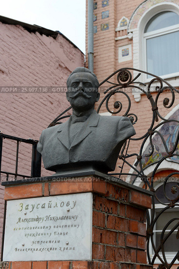 Бронзовый бюст Александра Заусайлова в городе Ельце Липецкой области (2014 год). Редакционное фото, фотограф Free Wind / Фотобанк Лори