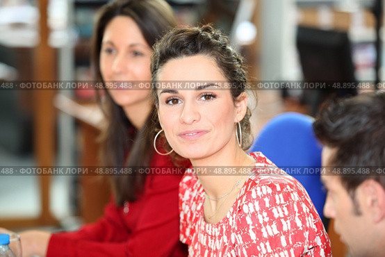 brunette in office with colleagues. Стоковое фото, агентство Ingram Publishing / Фотобанк Лори