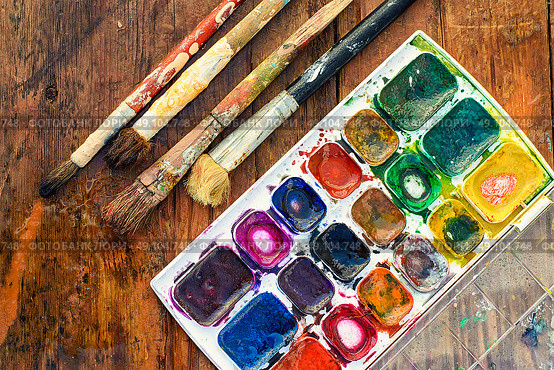Brush and paint. Set of watercolors and different brushes for painting on wood vintage palette. Стоковое фото, агентство Ingram Publishing / Фотобанк Лори