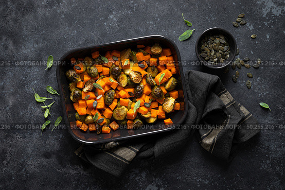 Brussels sprouts baked with butternut squash, top view. Стоковое фото, агентство Ingram Publishing / Фотобанк Лори