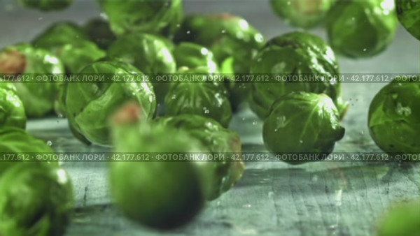 Brussels sprouts fall on the table. Filmed on a high-speed camera at 1000 fps. Стоковое видео, видеограф Артем Шадрин / Фотобанк Лори