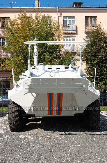 БТР - 60 установленный около здания главного управления МЧС России по Владимирской области. Город Владимир, улица Горького (2019 год). Редакционное фото, фотограф Макаров Алексей / Фотобанк Лори