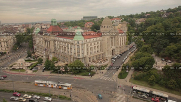 Будапешт, мост Свободы через Дунай, отель Gellert. Съемка с коптера. Стоковое видео, видеограф Евгений Ковалев / Фотобанк Лори