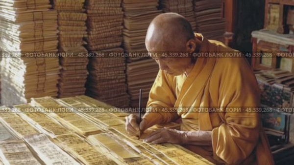 Buddhist monk carefully hand-writing ancient texts in monastery library. Стоковое AI-видео, аниматор Юрий Поздников / Фотобанк Лори