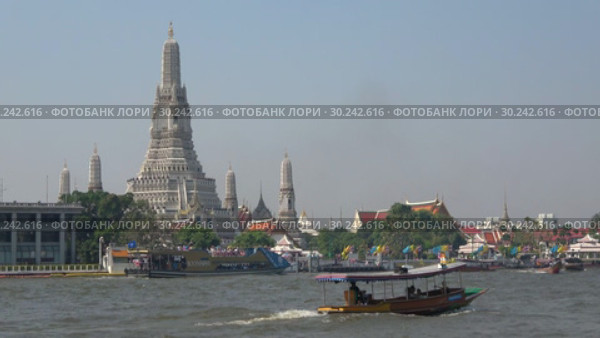 Буддистский храм Wat Arun на берегу реки Чау Пхрая. Бангкок, Таиланд (2018 год). Редакционное видео, видеограф Виктор Карасев / Фотобанк Лори