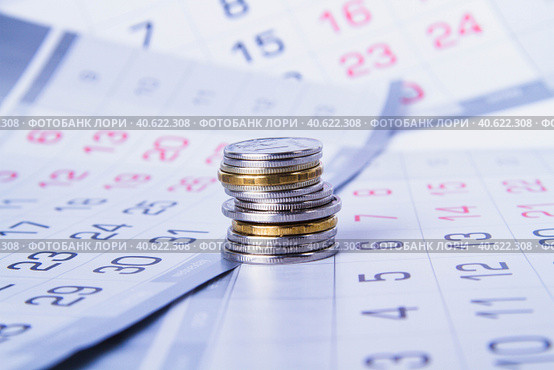 Budget planning. Money and calendar. Salary and advance. Receiving a profit. Spending schedule for the year. Annual and monthly budget. Analysis and statistics of expenses. Стоковое фото, фотограф Алексей Круковский / Фотобанк Лори