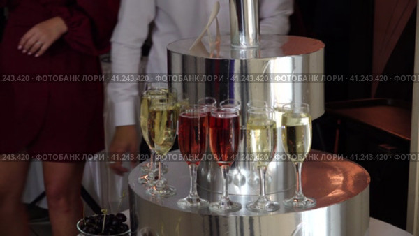 Buffet. Glasses of champagne at a festive buffet. The bartender pours champagne at the wedding in beautiful glass glasses. High quality 4k footage. Стоковое видео, видеограф Egor Sarantstv / Фотобанк Лори