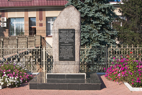 Бугульма. Памятный камень на железнодороженой станции (2012 год). Редакционное фото, фотограф Андрей Ижаковский / Фотобанк Лори