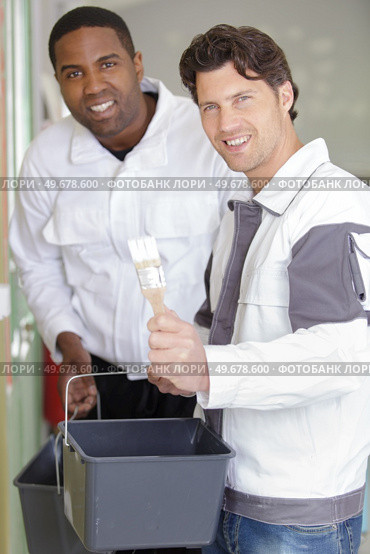 builder in hardhats with plastering tools indoors. Стоковое фото, агентство Ingram Publishing / Фотобанк Лори