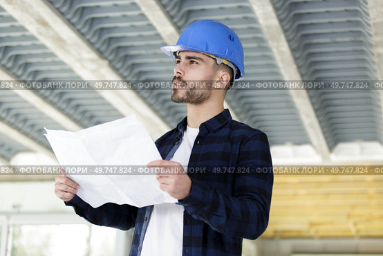 builder looks at plans for new home. Стоковое фото, агентство Ingram Publishing / Фотобанк Лори