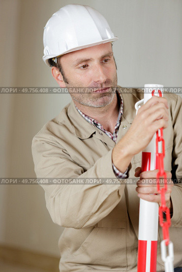builder man working with chain. Стоковое фото, агентство Ingram Publishing / Фотобанк Лори