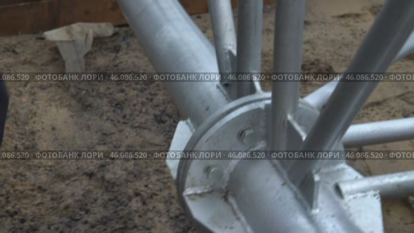 Builders tighten bolts on a metal structure, power line строители закручивают болты на металлической конструкции, ЛЭП. Стоковое видео, видеограф Опока Алексей / Фотобанк Лори