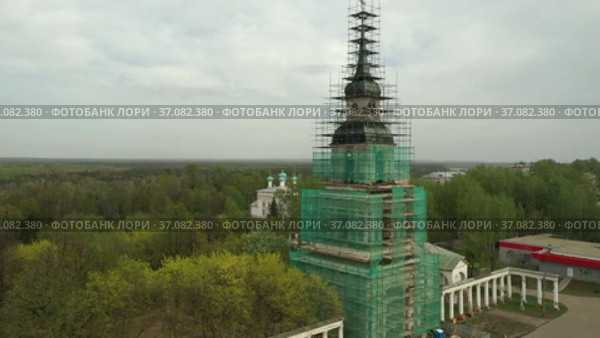 Building of church under reconstruction in small town. Стоковое видео, видеограф Гурьянов Андрей / Фотобанк Лори