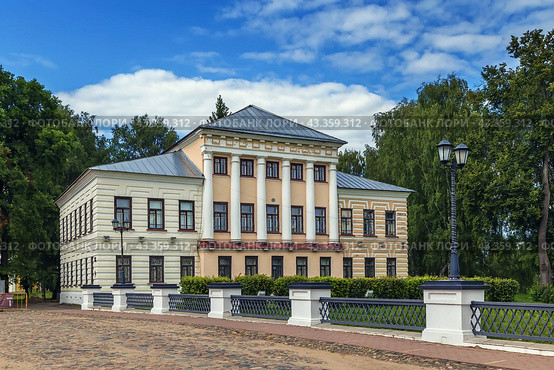 Building of the former city council, Uglich, Russia (2021 год). Стоковое фото, фотограф Boris Breytman / Фотобанк Лори