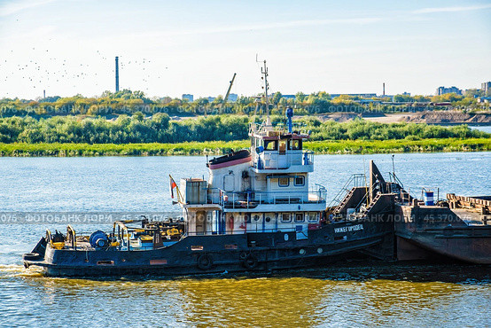 Буксир Нижегородец тянет баржу (2024 год). Редакционное фото, фотограф Илья Старков / Фотобанк Лори