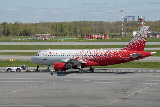 Буксировка самолета Airbus A319-111 (RA-73212) авиакомпании "Россия"  в аэропорту Пулково майским  днем. Санкт-Петербург (2022 год). Редакционное фото, фотограф Виктор Карасев / Фотобанк Лори