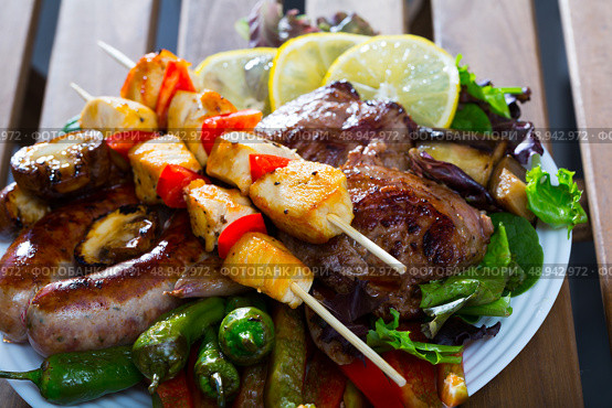 Bulgarian meshana scara with different cooking meat and vegetables. Стоковое фото, фотограф Яков Филимонов / Фотобанк Лори