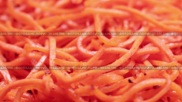 Bulk heap of Korean salad of chopped carrots, garlic, vegetable oil. Стоковое видео, видеограф Потийко Сергей / Фотобанк Лори