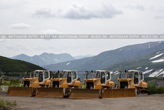 Bulldozers in a mountain valley. Construction and industry in the mountains. Kamchatka Territory, Far East of Russia. Редакционное фото, фотограф Андрей Степанов / Фотобанк Лори