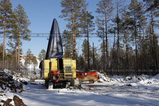 Бурение геологоразведочной скважины. Якутия (2021 год). Редакционное фото, фотограф Анна Зеленская / Фотобанк Лори