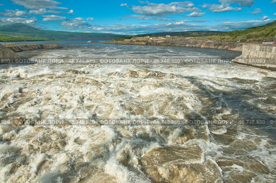 Бурлящая вода, прошедшая сквозь плотину гидроэлектростанции ( сквозь водоводы ) (2012 год). Стоковое фото, фотограф Павел Просянов / Фотобанк Лори
