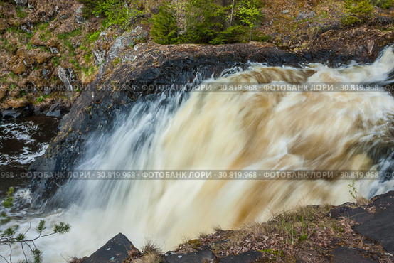 Бурлящие воды Кивача. Карелия. Майский солнечный день. Редакционное фото, фотограф Сергей Цепек / Фотобанк Лори