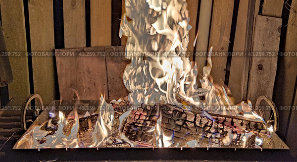 Burning bonfire in the dark. Стоковое фото, фотограф Andrew_Swarga / Фотобанк Лори
