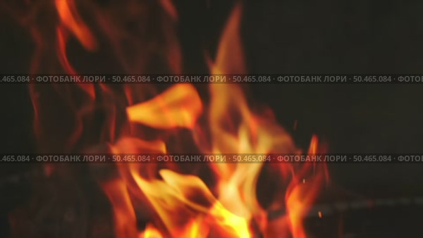 Burning fire flame closeup in fireplace. Стоковое видео, видеограф Михаил Коханчиков / Фотобанк Лори