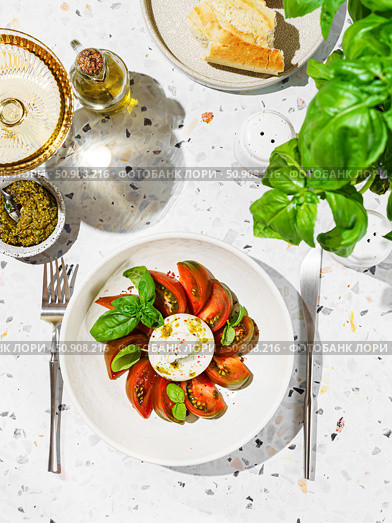 burrata with tomatoes, basil and pesto. Стоковое фото, фотограф Julia Lavleis / Фотобанк Лори