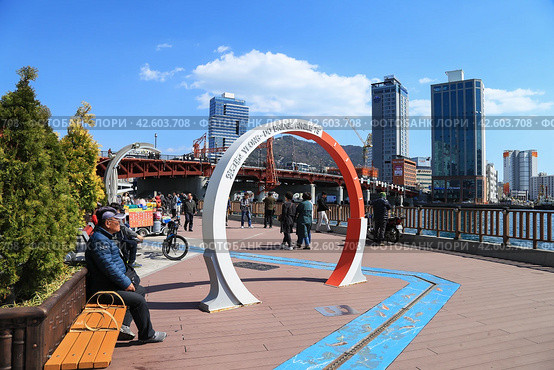 Busan, Korea, Yeong-Do Bridge. Разводной мост на остров Йондо в городе Пусан, Корея (2019 год). Редакционное фото, фотограф Римма Тельнова / Фотобанк Лори