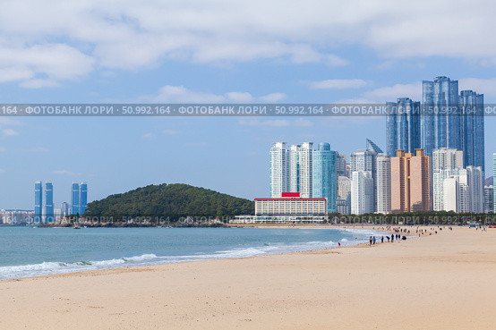 Busan, South Korea. Haeundae beach landscape on a sunny day (2018 год). Стоковое фото, фотограф EugeneSergeev / Фотобанк Лори