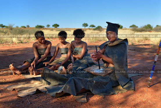 Bushmen women, Kalahari desert, Namibia (2016 год). Редакционное фото, фотограф Знаменский Олег / Фотобанк Лори
