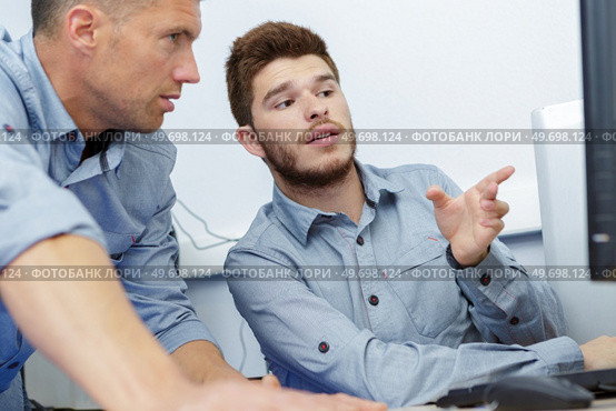 business male assistants making mistake. Стоковое фото, агентство Ingram Publishing / Фотобанк Лори