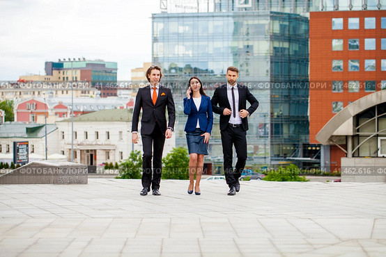 Business people walking outside office. Стоковое фото, фотограф Андрей Аркуша / Фотобанк Лори