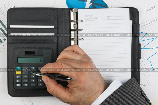 Businessman considers on the calculator. Стоковое фото, фотограф Александр Собко / Фотобанк Лори