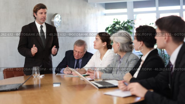 Businessman holding meeting for senior managers in the meeting room. Стоковое видео, видеограф Яков Филимонов / Фотобанк Лори