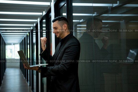 Businessman in the corridor in the conference room Relax with various posture before presenting work and new projects to the management team for consideration in the meeting room. Стоковое фото, агентство Ingram Publishing / Фотобанк Лори