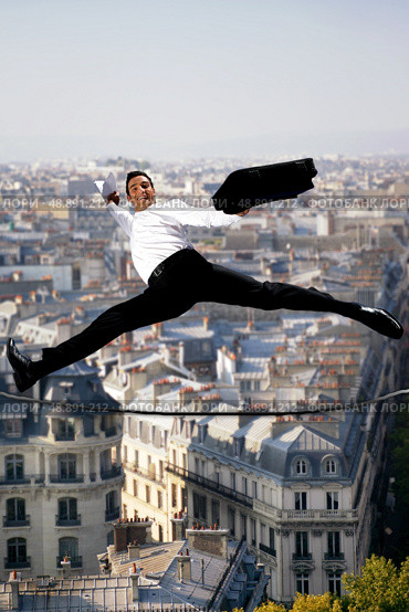 Businessman leaping across a tightrope. Стоковое фото, агентство Ingram Publishing / Фотобанк Лори