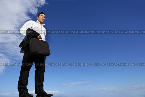Businessman lost outdoors. Стоковое фото, агентство Ingram Publishing / Фотобанк Лори