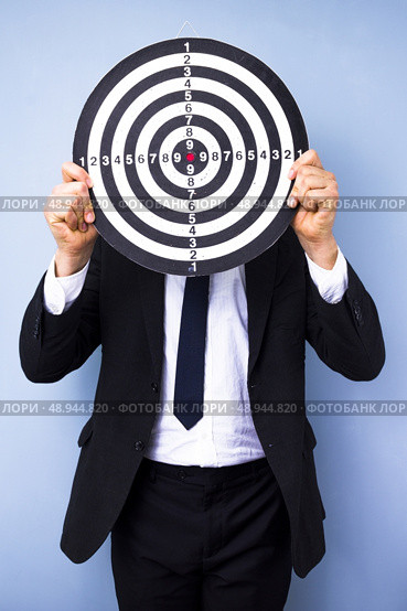 Businessman with a dart board in front of his face. Стоковое фото, агентство Ingram Publishing / Фотобанк Лори
