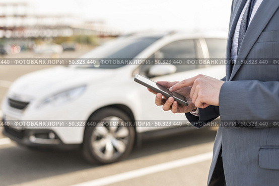 businessman with smartphone in front of car. Стоковое фото, агентство Ingram Publishing / Фотобанк Лори