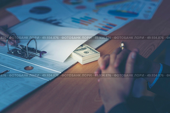 Businessmen secretly passing money - bribery and corruption concepts. Стоковое фото, агентство Ingram Publishing / Фотобанк Лори