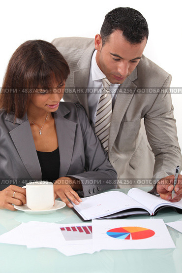 Businesspeople interpreting financial results. Стоковое фото, агентство Ingram Publishing / Фотобанк Лори