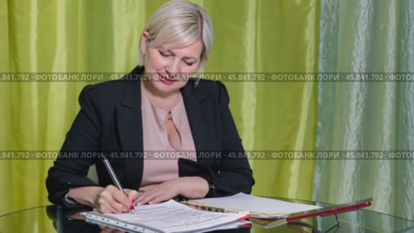 Businesswoman signing documents at desk. Стоковое AI-видео, аниматор Юрий Поздников / Фотобанк Лори
