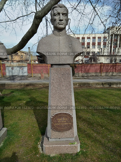 Бюст Амет Хан Султана, летчика-истребителя. Феодосия (2018 год). Редакционное фото, фотограф Кургузкин Константин Владимирович / Фотобанк Лори