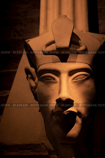 bust of pharaoh Echnaton (Akhenaten, aka Amenhotep IV) around black background . cloes up. Стоковое фото, агентство Ingram Publishing / Фотобанк Лори