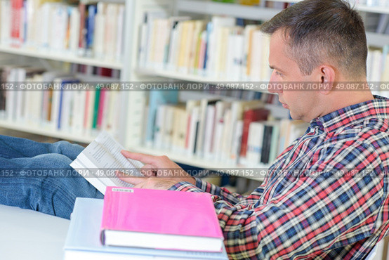 busy reading book. Стоковое фото, агентство Ingram Publishing / Фотобанк Лори